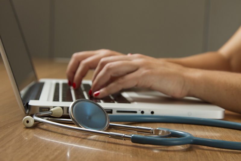 Profissional de saúde atendendo paciente em unidade de saúde